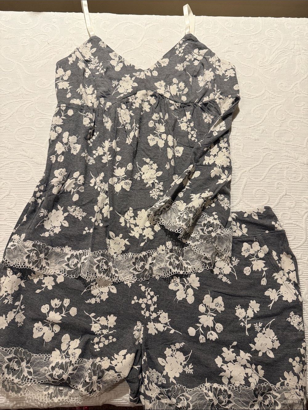 Soma Cool nights Gray Floral Lace-Trim Pajama Set. Medium NWT